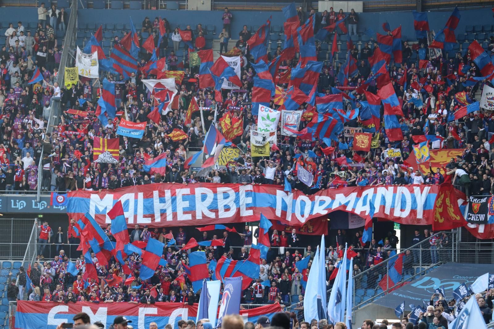 « Joyeux anniversaire Le Havre » chantent les supporters caennais