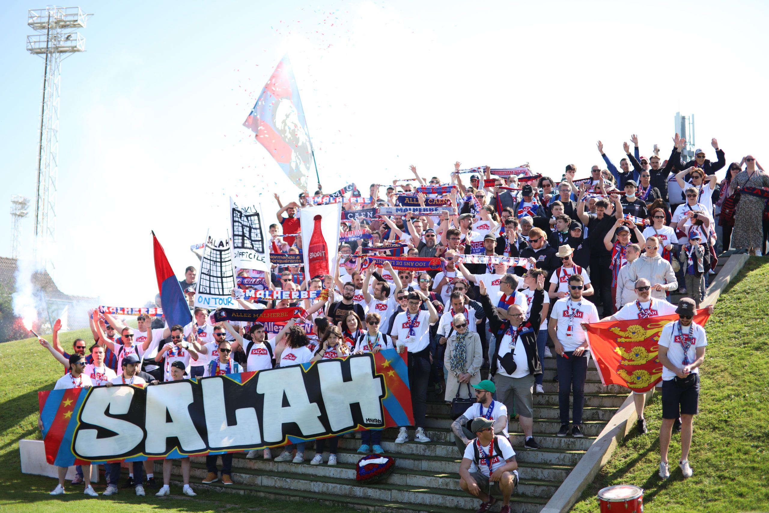 [PHOTOS] L’émouvant hommage des supporters de Malherbe à Salah